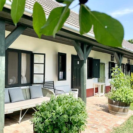 Lelle Vineyard Cottages Balatonlelle Bagian luar foto