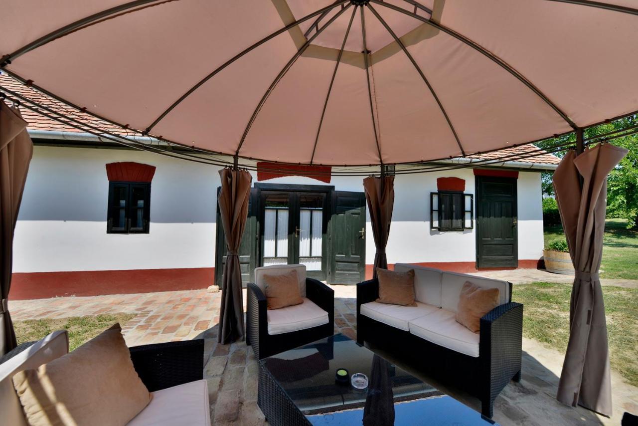 Lelle Vineyard Cottages Balatonlelle Bagian luar foto