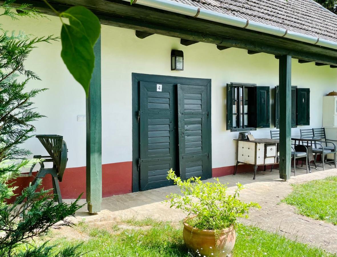 Lelle Vineyard Cottages Balatonlelle Bagian luar foto