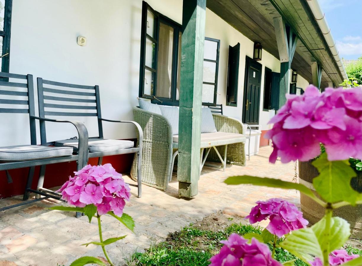 Lelle Vineyard Cottages Balatonlelle Bagian luar foto