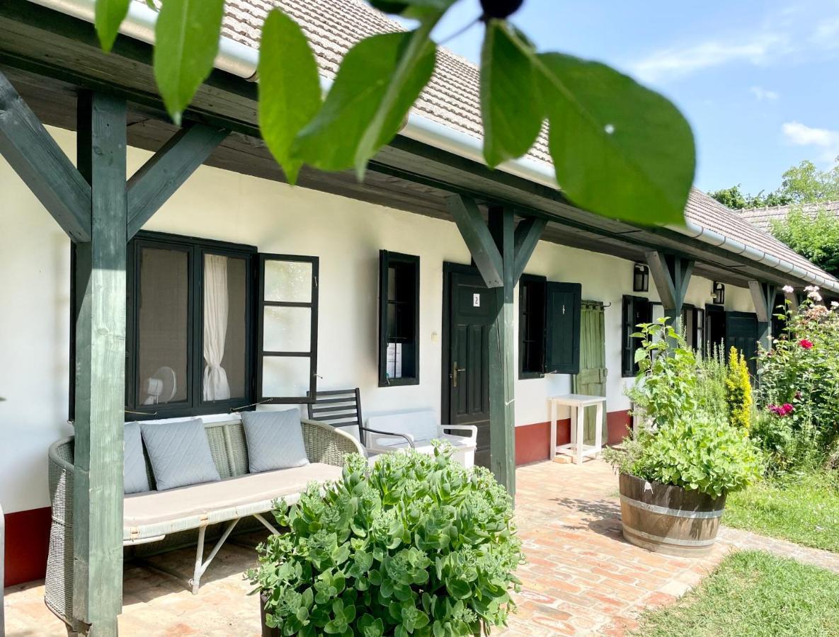 Lelle Vineyard Cottages Balatonlelle Bagian luar foto