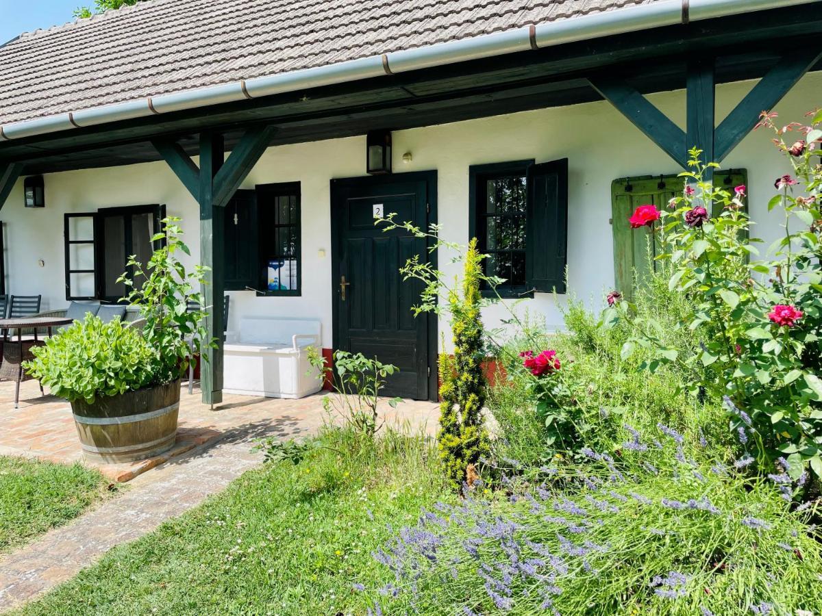 Lelle Vineyard Cottages Balatonlelle Bagian luar foto