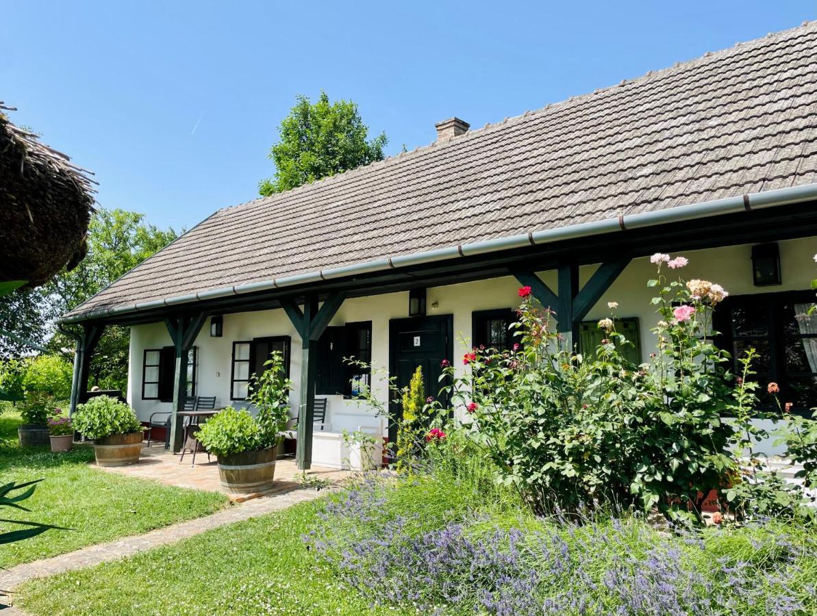 Lelle Vineyard Cottages Balatonlelle Bagian luar foto