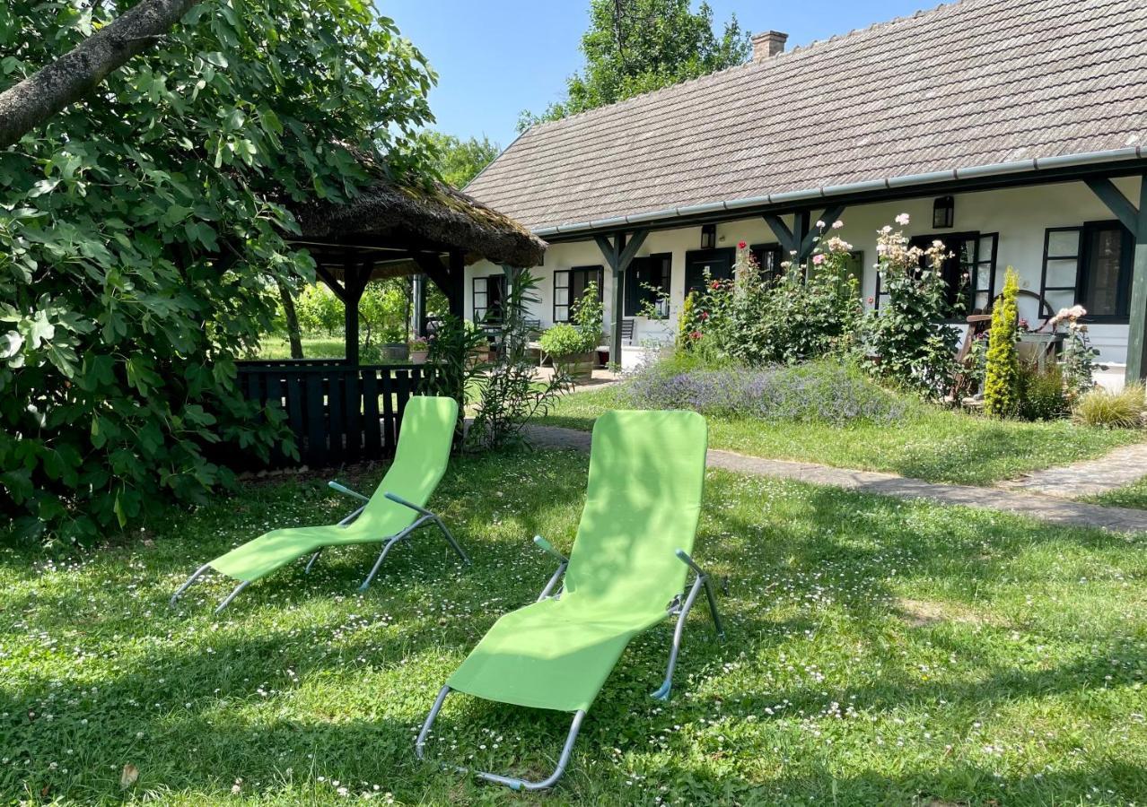 Lelle Vineyard Cottages Balatonlelle Bagian luar foto