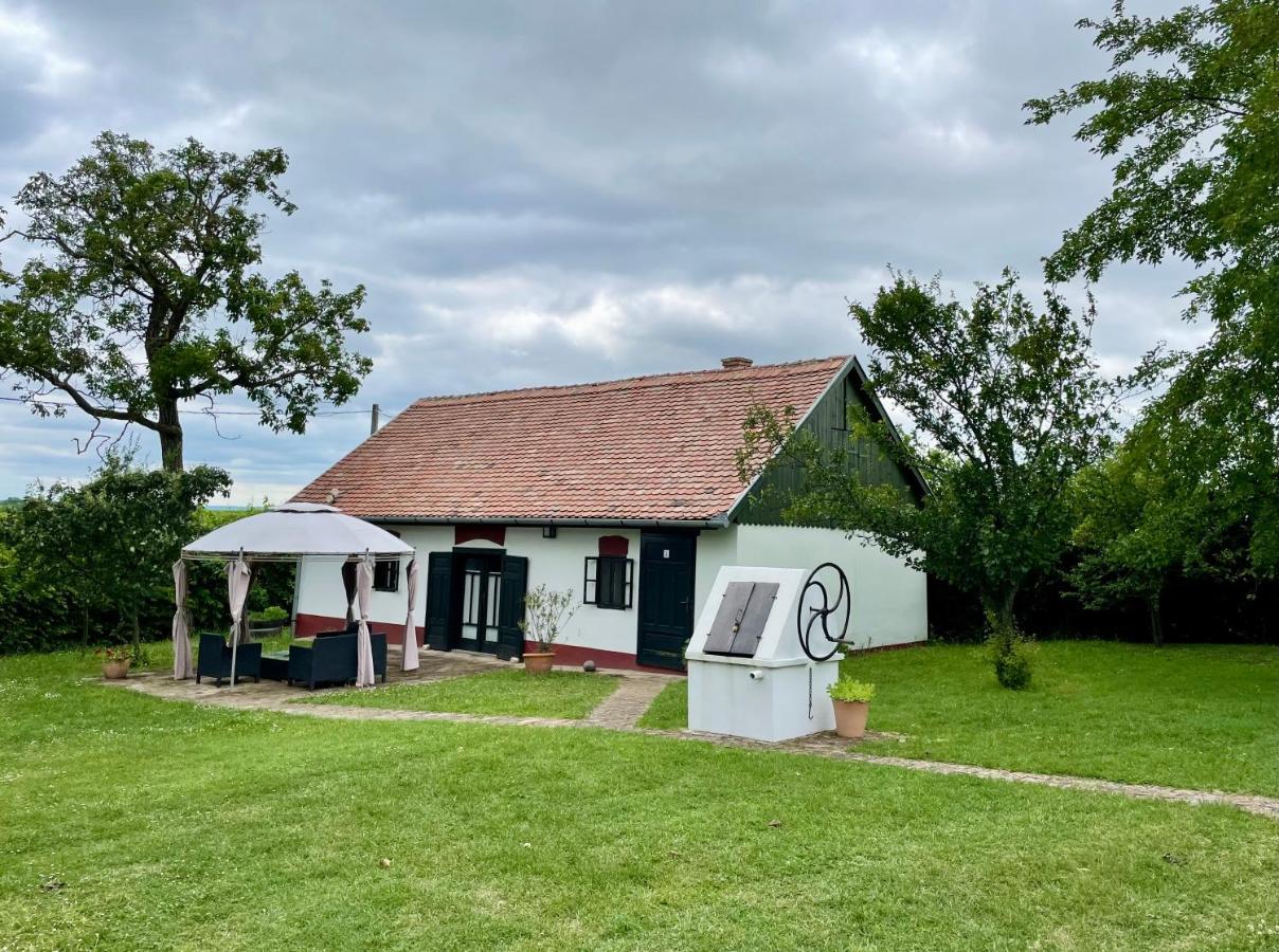 Lelle Vineyard Cottages Balatonlelle Bagian luar foto