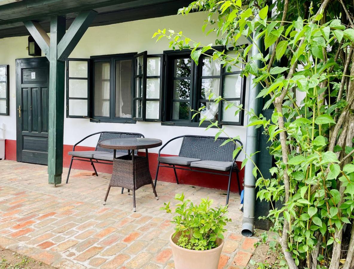 Lelle Vineyard Cottages Balatonlelle Bagian luar foto